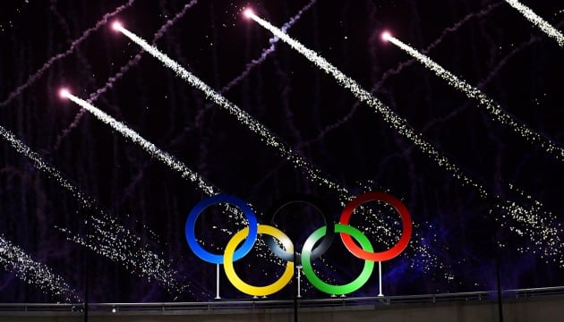 Fireworks ignite over the Maracana stadium in Rio de Janeiro on August 5, 2016, during the opening ceremony of the Rio 2016 Olympic Games. / AFP PHOTO / Martin BERNETTI