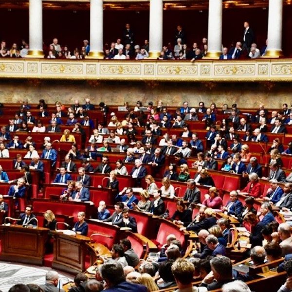 French members of parliament take part in the voting session of the draftlaw of the French railway reform, at the French National Assembly, in Paris, on April 17, 2018. / AFP PHOTO / GERARD JULIEN