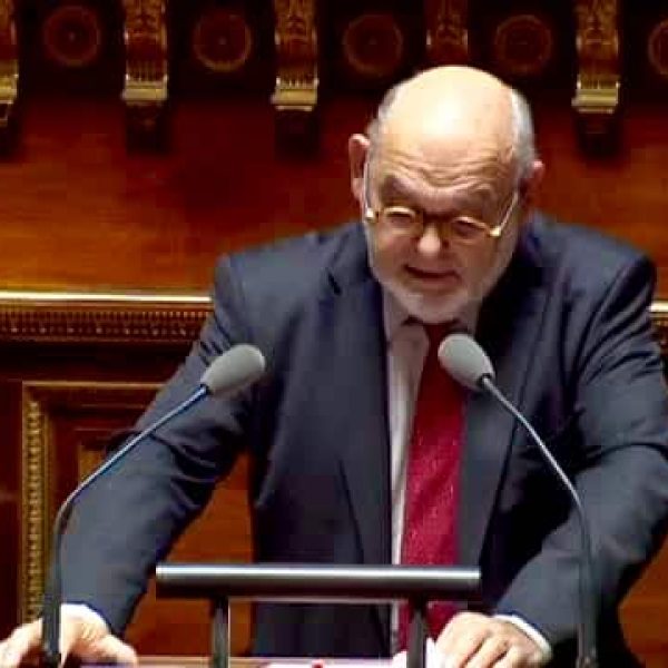 DG20151015-politique-etrangere-02-hue