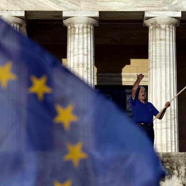 Grece-le-parlement-a-approuve-le-referendum-dans-la-nuit