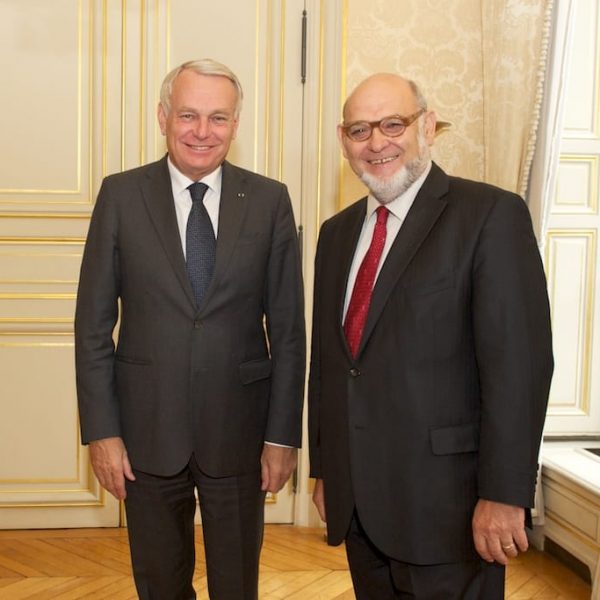 Le Premier ministre a déjeuné avec Monsieur Robert Hue Sénateur.