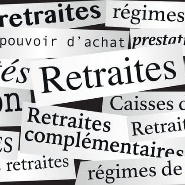 Concept du départ à la retraite, avec des coupures de presses présentant les mots clés sur le sujet de la rémunération des retraités.