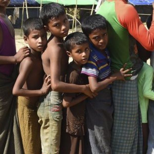 Le 22 septembre 2017, des enfants font la queue pour les secours au camp de réfugiés de Kutupalong pour les Rohingyas qui ont fui au Bangladesh pour échapper à la violence au Myanmar. (Dominique Saget/AFP)